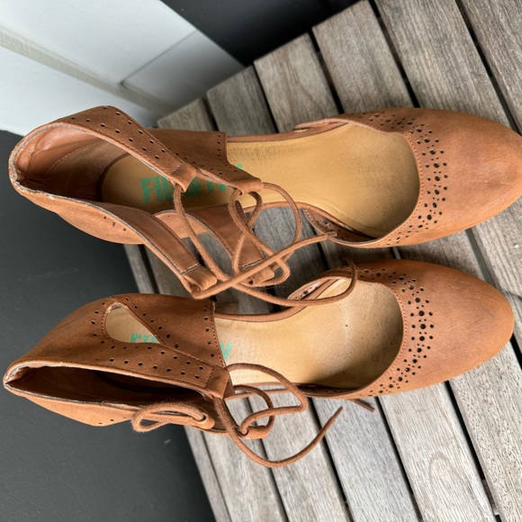 Fig and Ivy brown block heel pumps with ankle lace ups - Picture 5 of 7